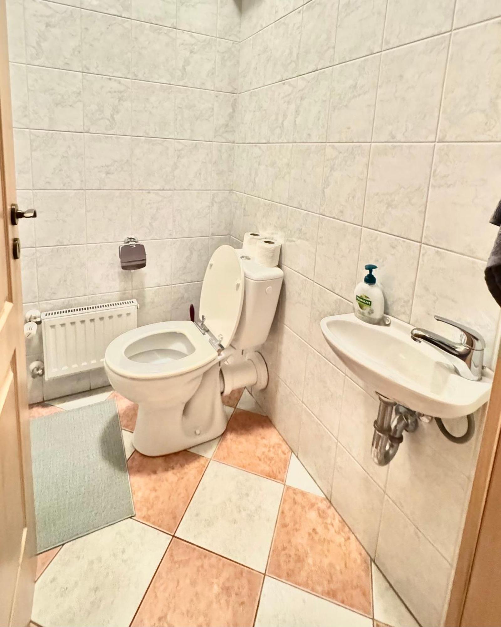 Madonna Queen - 3 Rooms, Garage Apartment