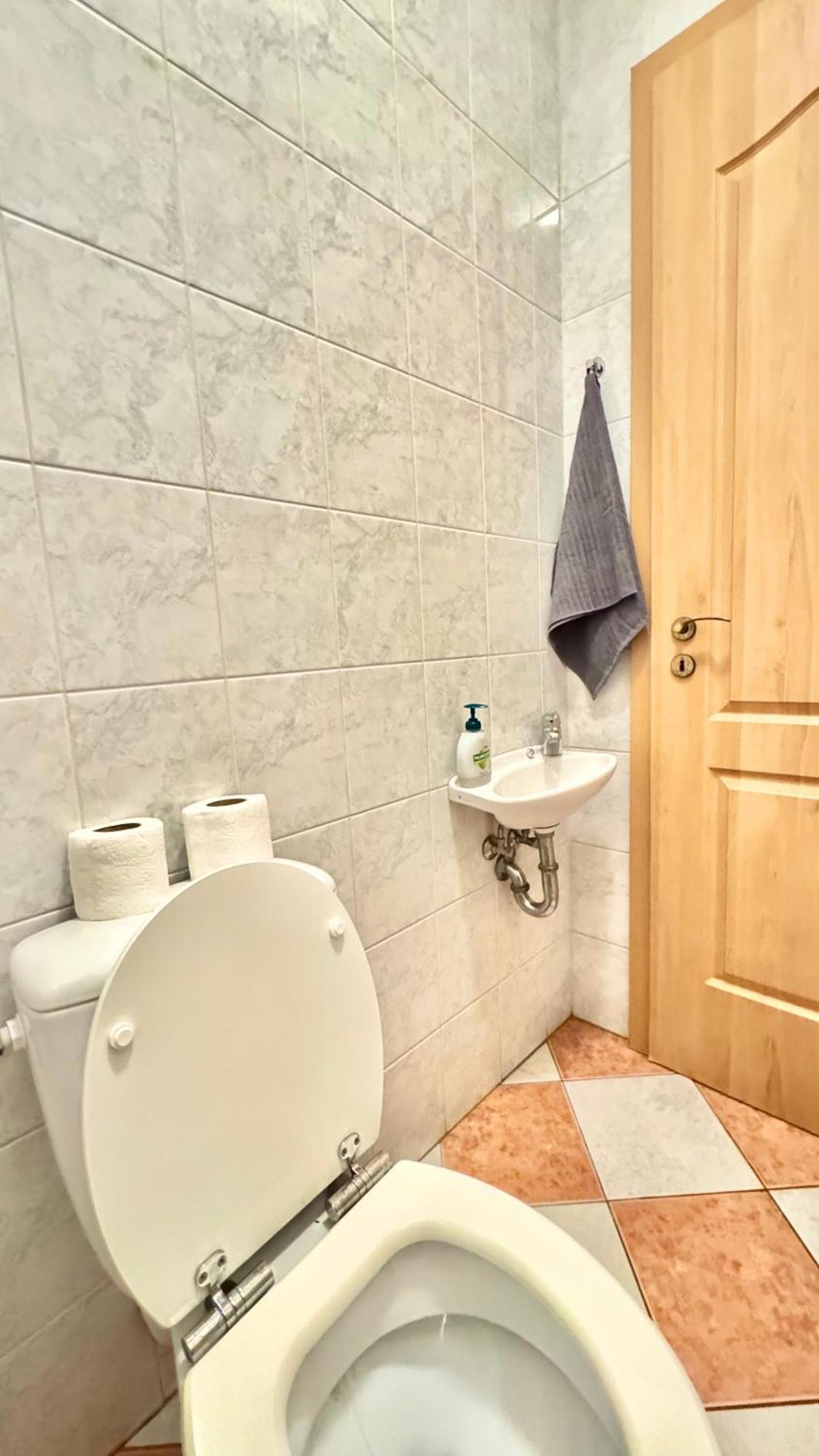 Madonna Queen - 3 Rooms, Garage Apartment