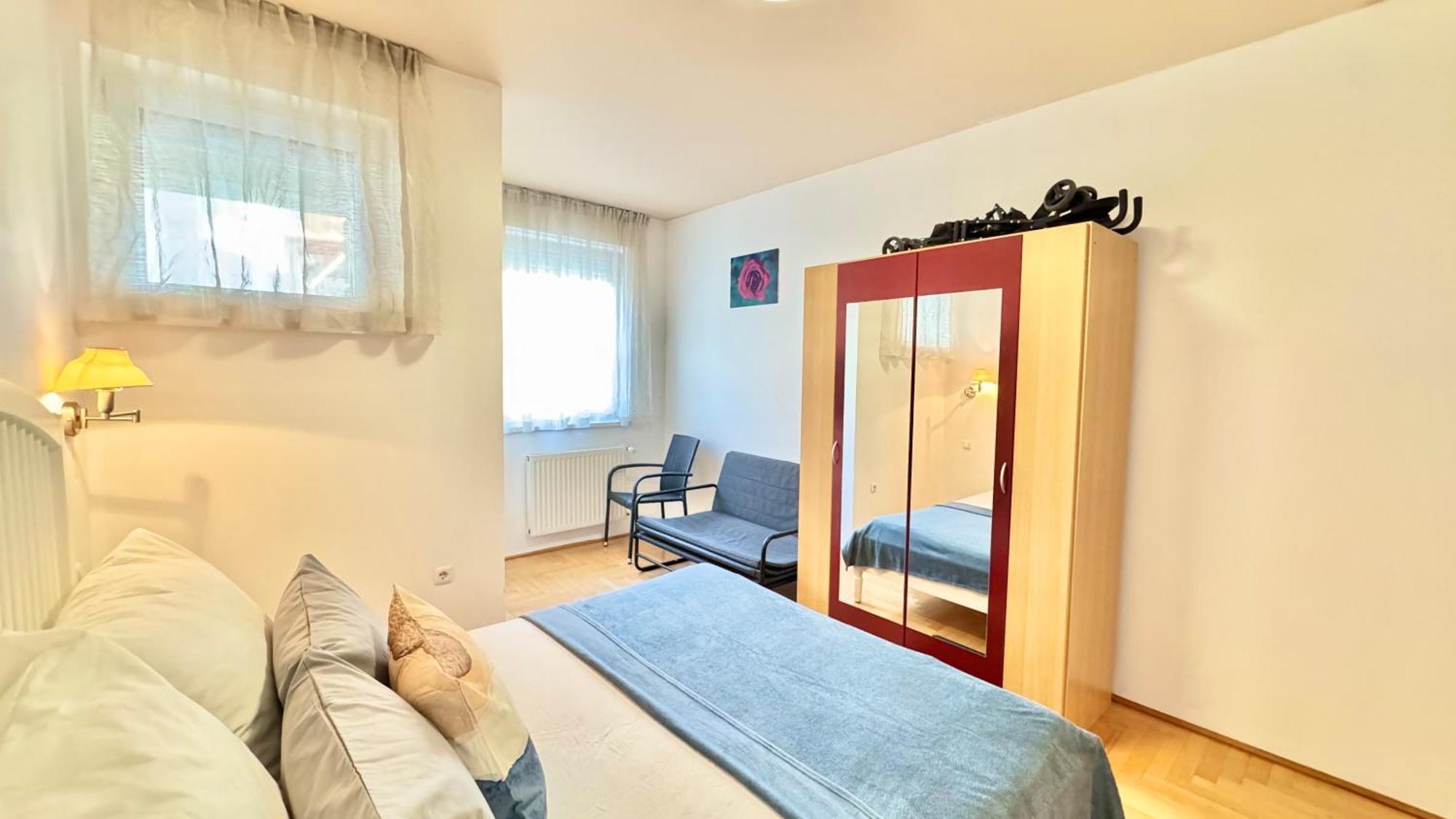 Madonna Queen - 3 Rooms, Garage Apartment *