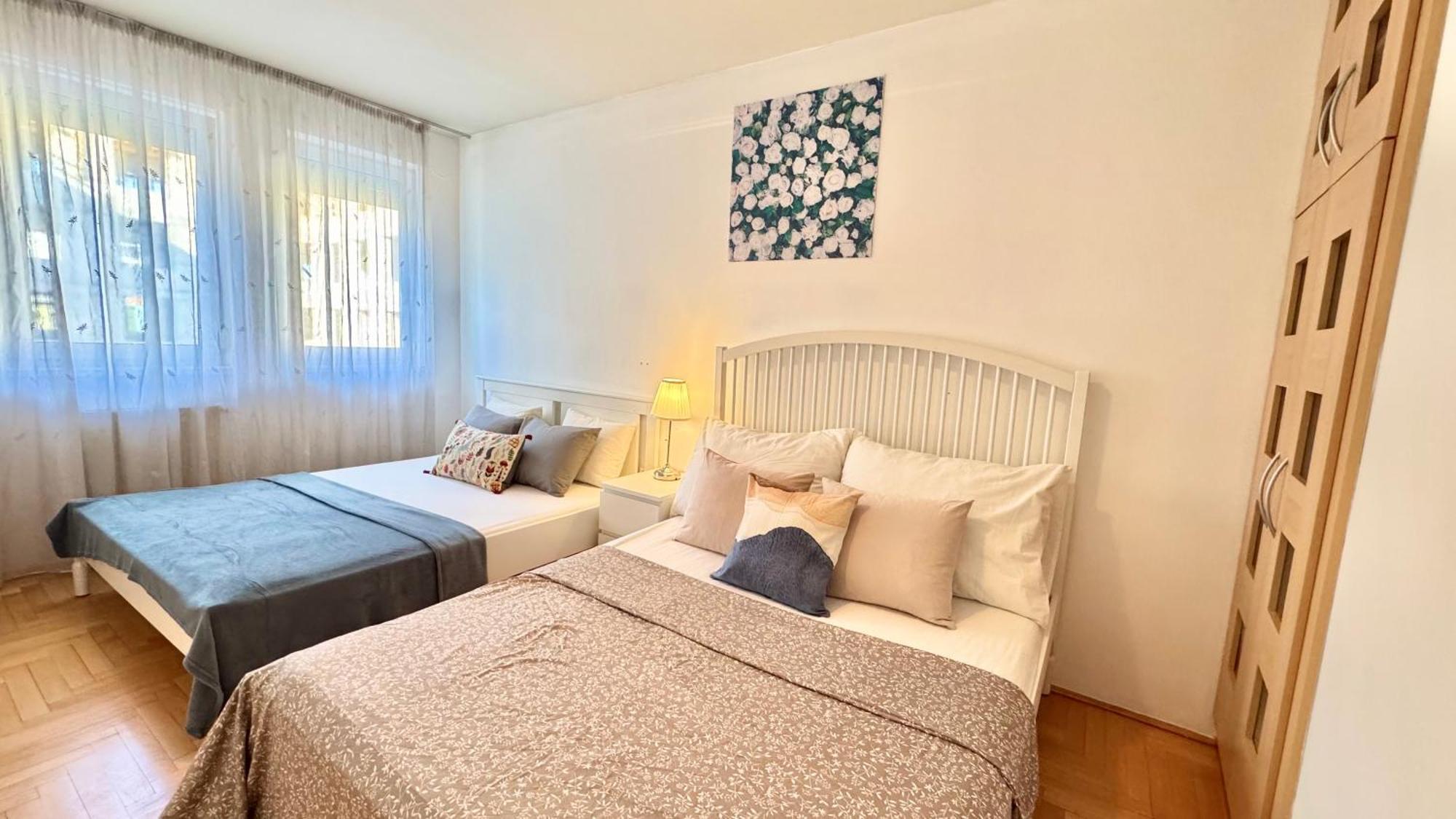 Madonna Queen - 3 Rooms, Garage Apartment