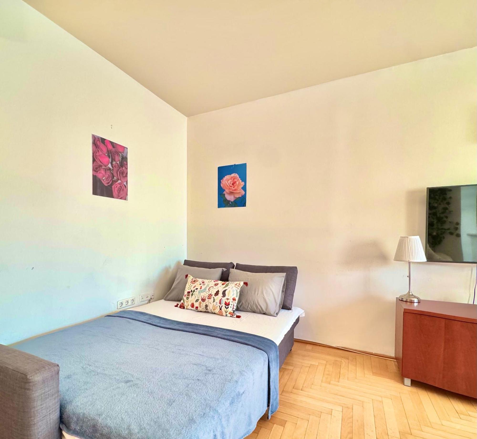 Madonna Queen - 3 Rooms, Garage Apartment